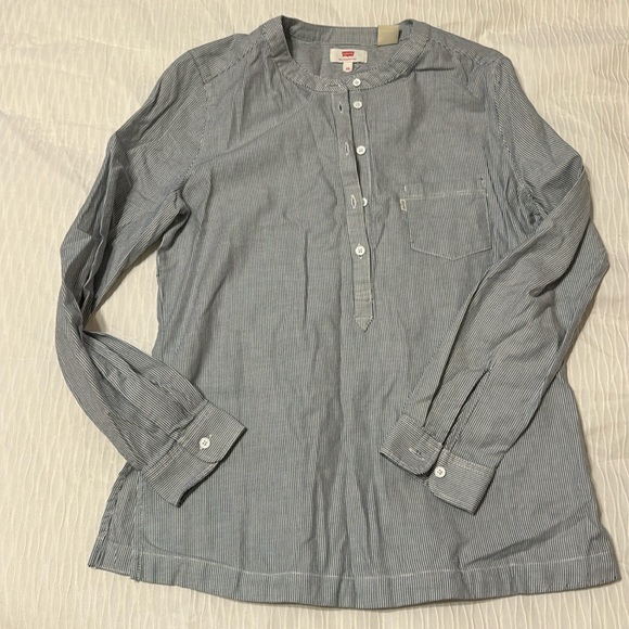 Levi's Tops - NWT Levi’s button up pop over Oxford style shirt with sides slits XS